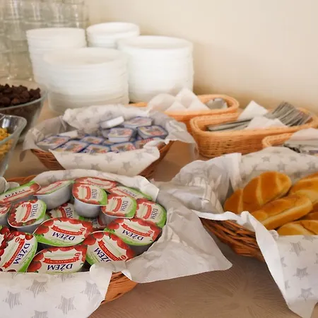 Arka Nocleg ze śniadaniem 3*