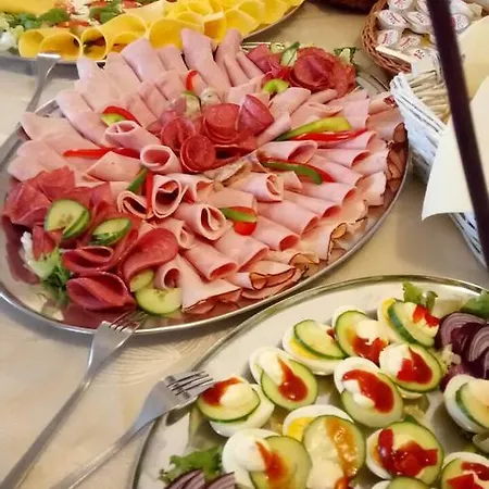 Arka Nocleg ze śniadaniem 3*