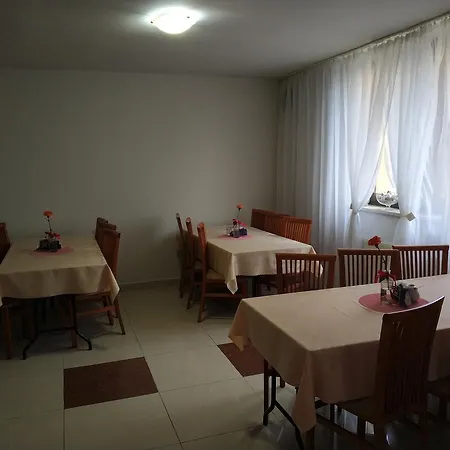 Arka Nocleg ze śniadaniem 3*